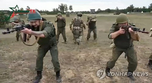 벨라루스군 훈련하는 바그너그룹 용병들. [벨라루스 국방부 via VoenTV via AP=연합뉴스]